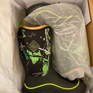 COPY - Kids muck boots size 1, hale camo